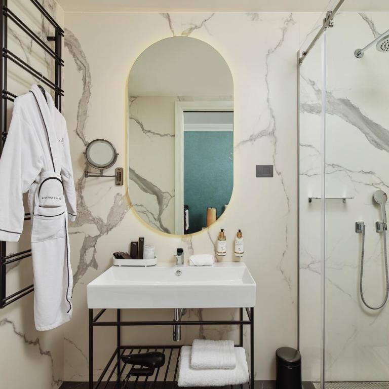 Boutique Hotel Porto Palace - Deluxe Suite with Partial Sea View - 3