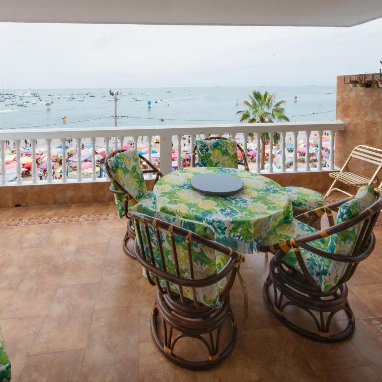 Captivating 4-Bedroom Apartment in Salinas - Apartamento - 10