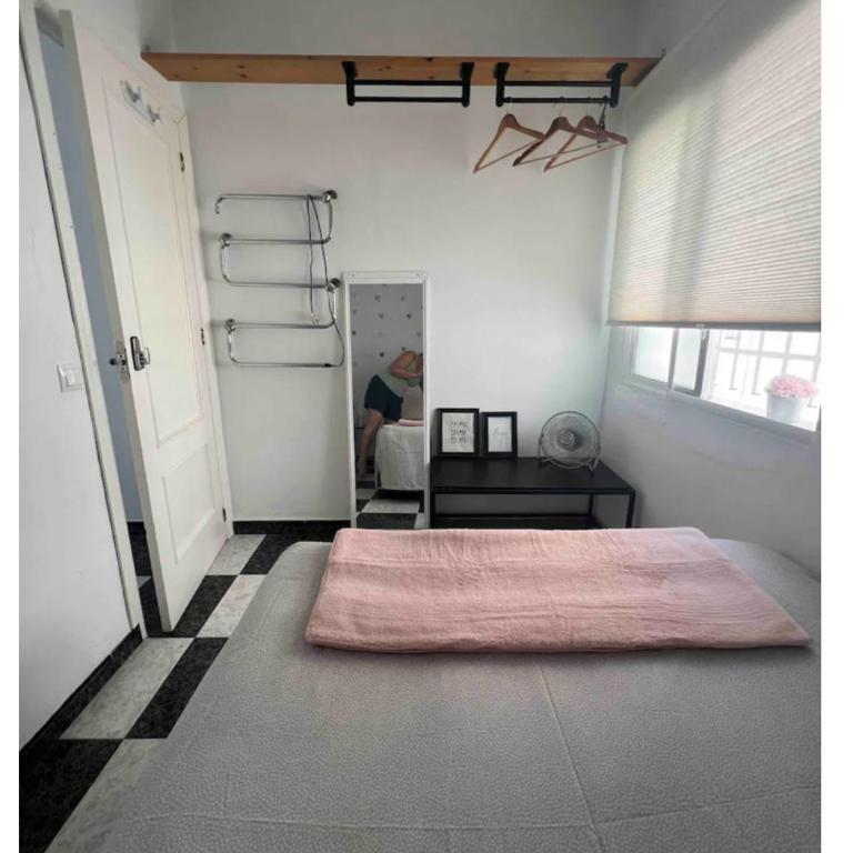 habitación 1 en tercera planta sin ascensor no és piso entero a compartir baño y cocina - Habitación Doble Pequeña - 2