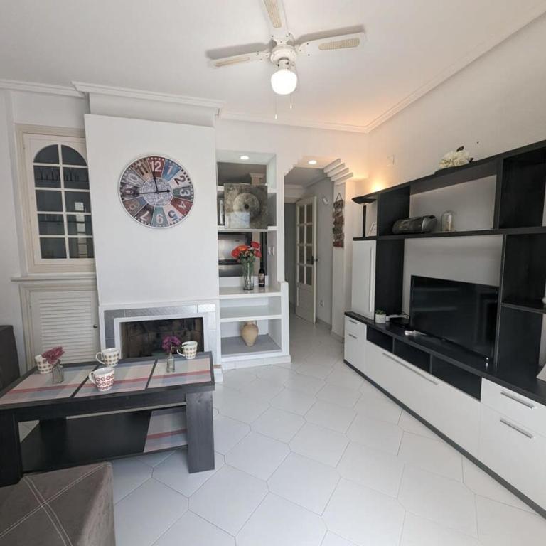 Traditional Two Bed Apart In Torrevieja TV18 - Apartment - 6