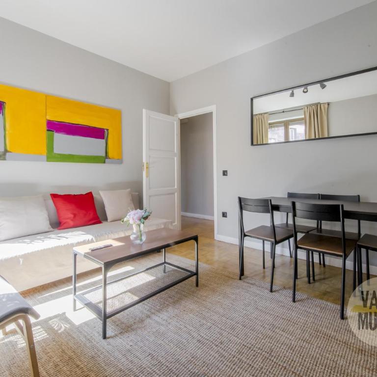 Amplio y Centrico Apt para 9pax en La Latina - Apartment - 2