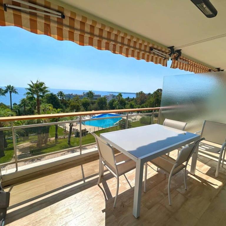 A085-Splendide appartement refait neuf avec vue mer - Appartement - 2