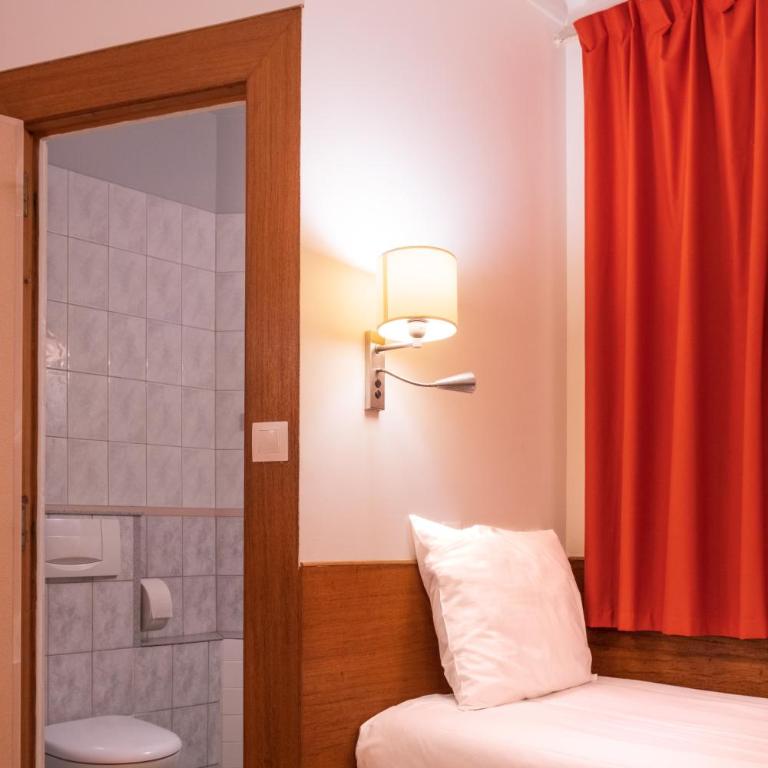 Hôtel Marignan - Chambre Triple avec Toilettes Privatives (Douche Commune au Même Étage) - 3