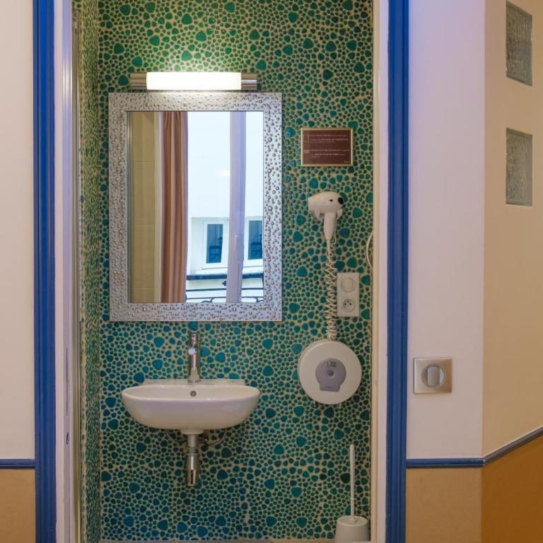 Hôtel Marignan - Chambre Double avec Douche et Toilettes - 9