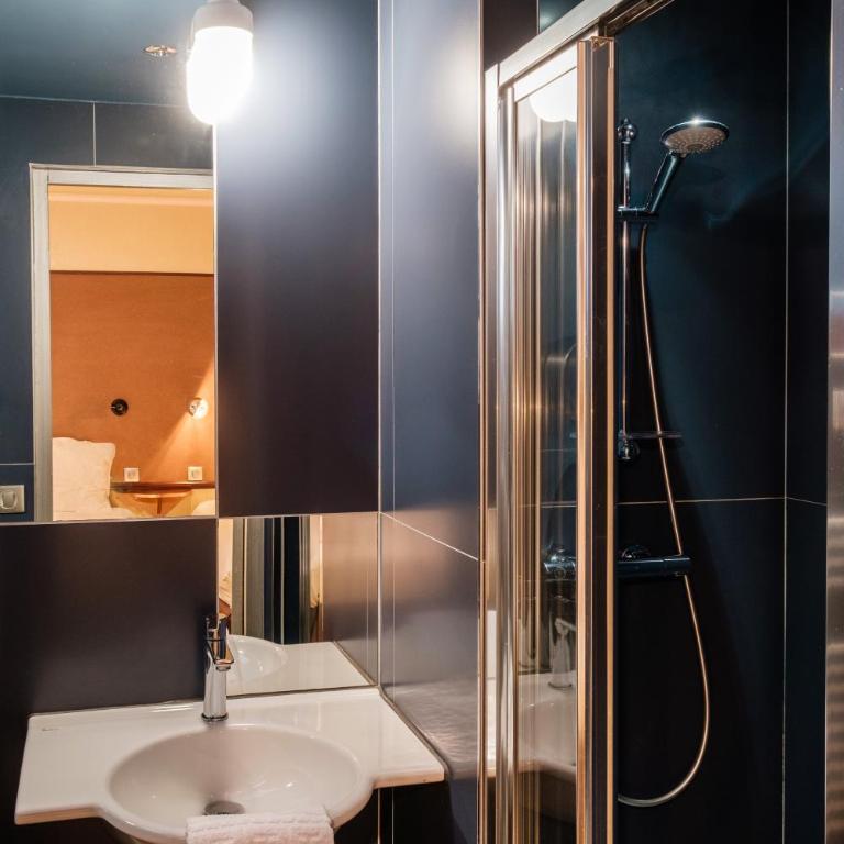 Hôtel Marignan - Chambre Quadruple avec Douche et Toilettes Privatives - 8