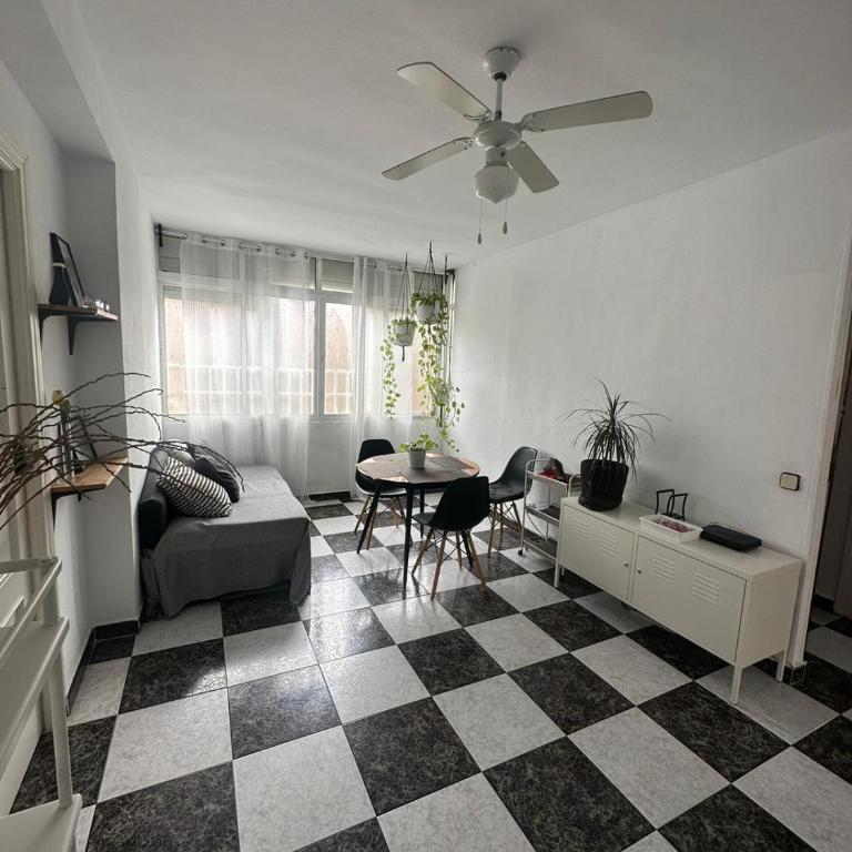 habitación 1 en tercera planta sin ascensor no és piso entero a compartir baño y cocina - Habitación Doble Pequeña - 4