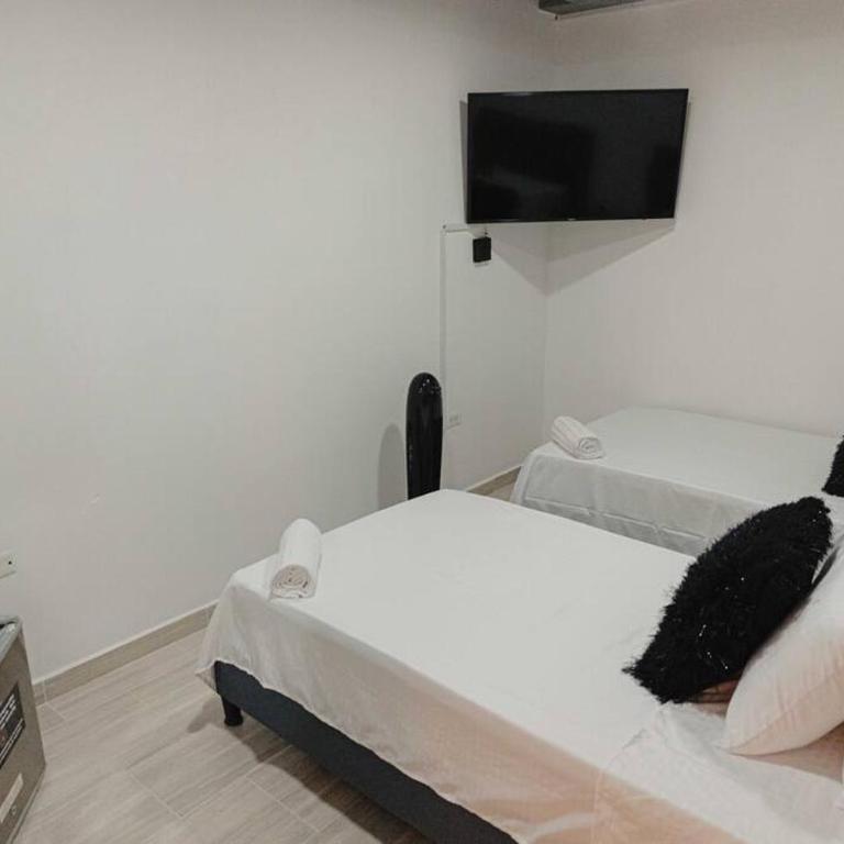 Laureles Industry Living 4BR - Four-Bedroom Apartment with Balcony - 12