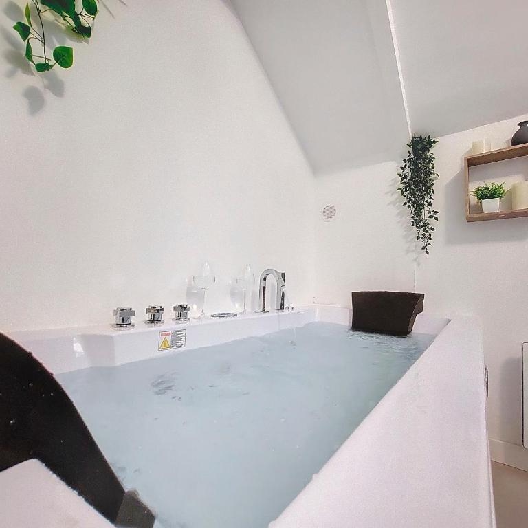 La Sensuelle Parenthèse - One-Bedroom Apartment - 11