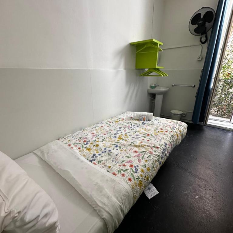 Central and Basic Universitat for YOUNG HOSTEL - Single Room with Balcony - 3