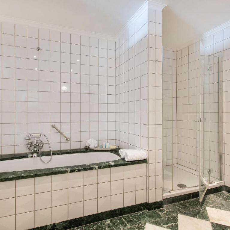 TAUROA Landhaus zu Appesbach - Junior Suite mit Terrasse und Seeblick - 4