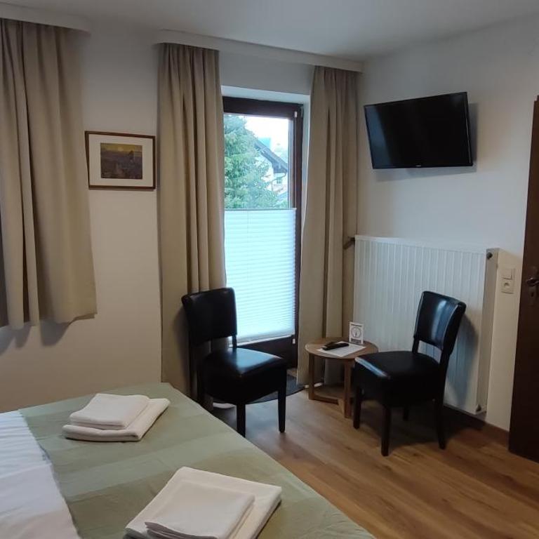 Pension Bergblick - Doppelzimmer mit Balkon - 11
