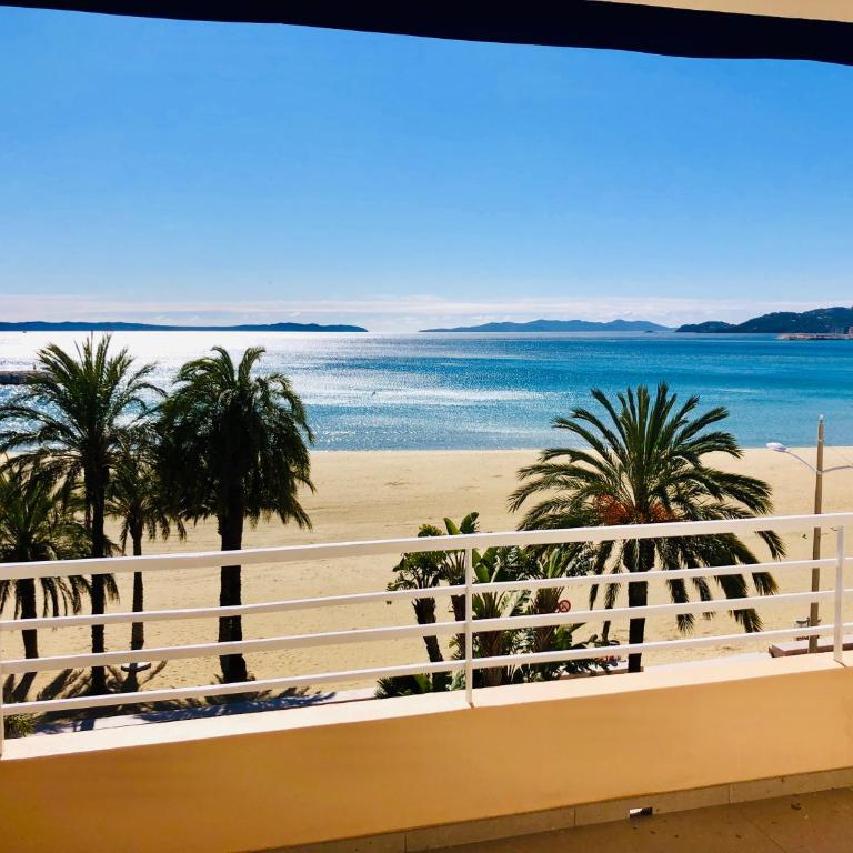 Appartement T3 lumineux traversant totalement neuf en face de la plage Front de mer vue sur les iles Vue mer panoramique assurée Résidence de la plage centre ville du Lavandou 3eme étage avec ascenseur Appartement T3 - Apartment mit 2 Schlafzimmern - 2