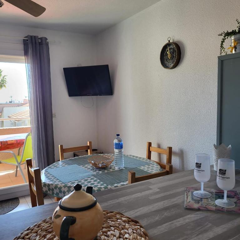 CLOS ST CYPRIEN Superbe T2 proche plage et port - terrasse - Piscine - parking - One-Bedroom Apartment - 10