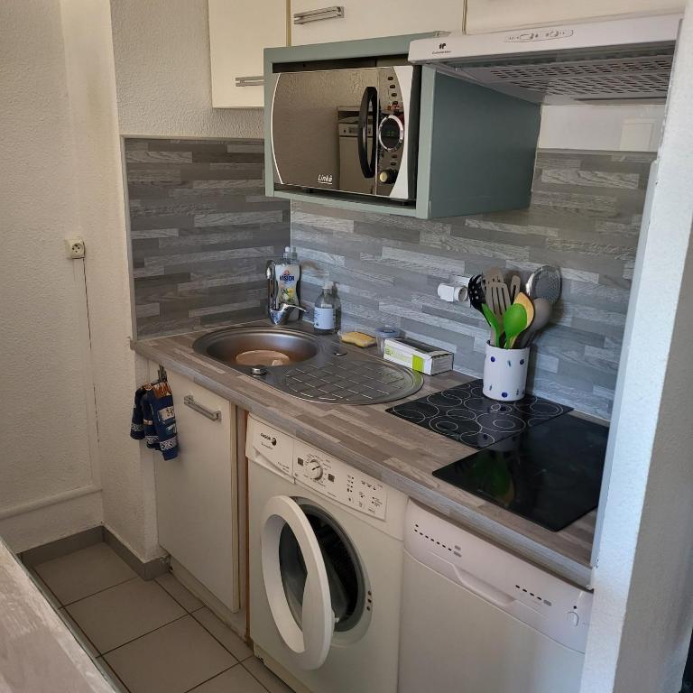 CLOS ST CYPRIEN Superbe T2 proche plage et port - terrasse - Piscine - parking - One-Bedroom Apartment - 11