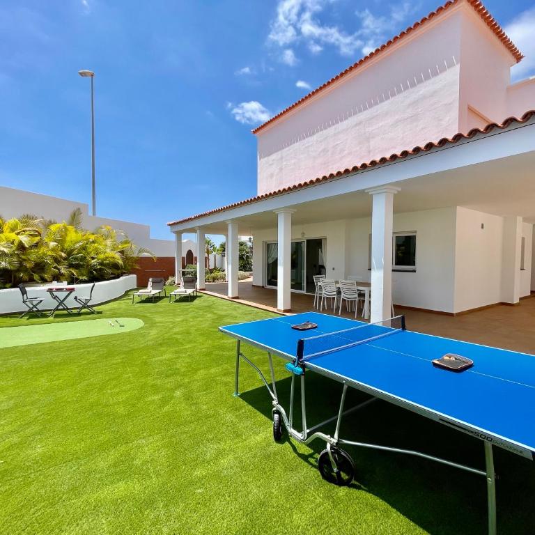 Villa Amorio a spacious modern getaway with a private heated pool & Sea Views - Villa - 1