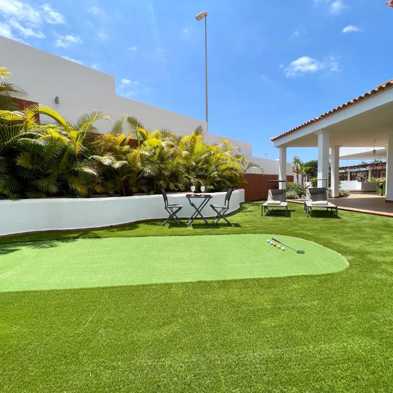 Villa Amorio a spacious modern getaway with a private heated pool & Sea Views - Villa - 7
