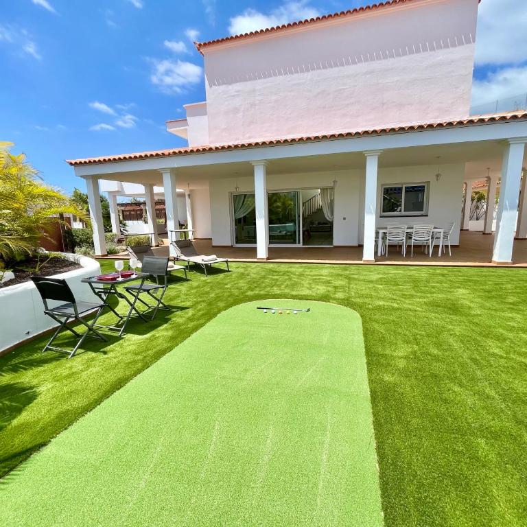 Villa Amorio a spacious modern getaway with a private heated pool & Sea Views - Villa - 6