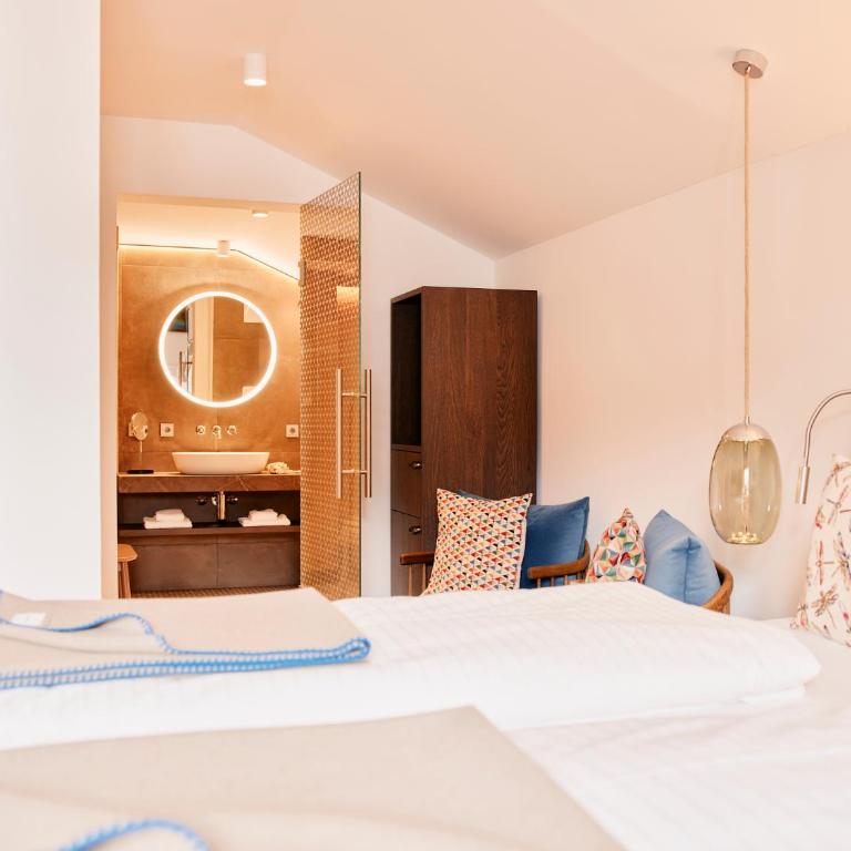 TAUROA Seehotel Grundlsee - Zimmer mit Kingsize-Bett und Seeblick - 2