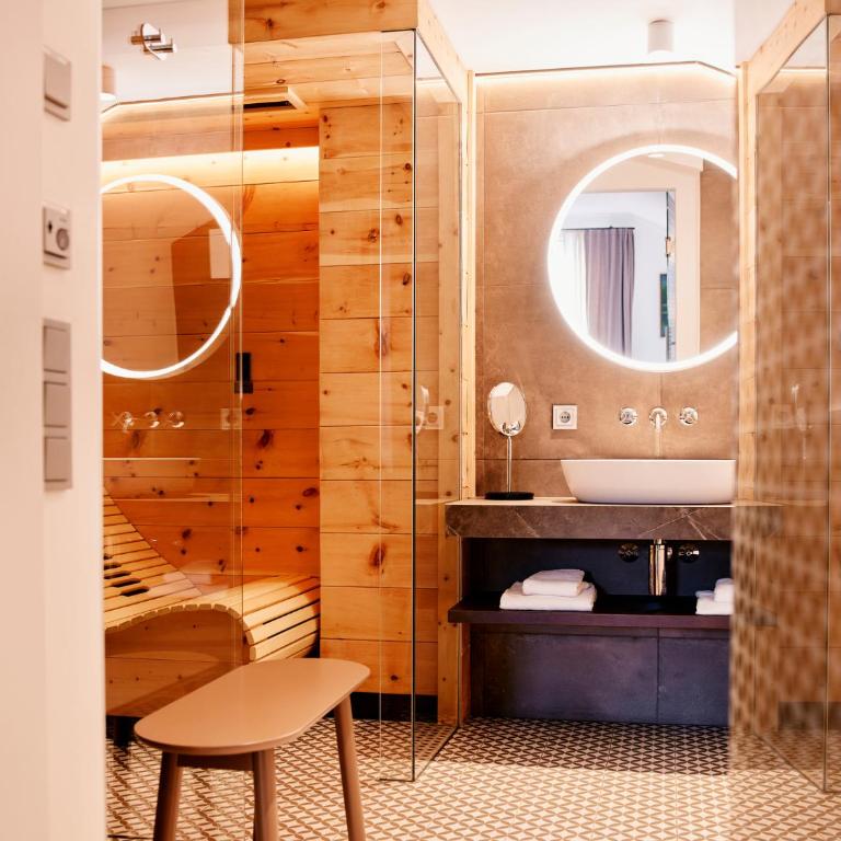 TAUROA Seehotel Grundlsee - Zimmer mit Kingsize-Bett und Seeblick - 3