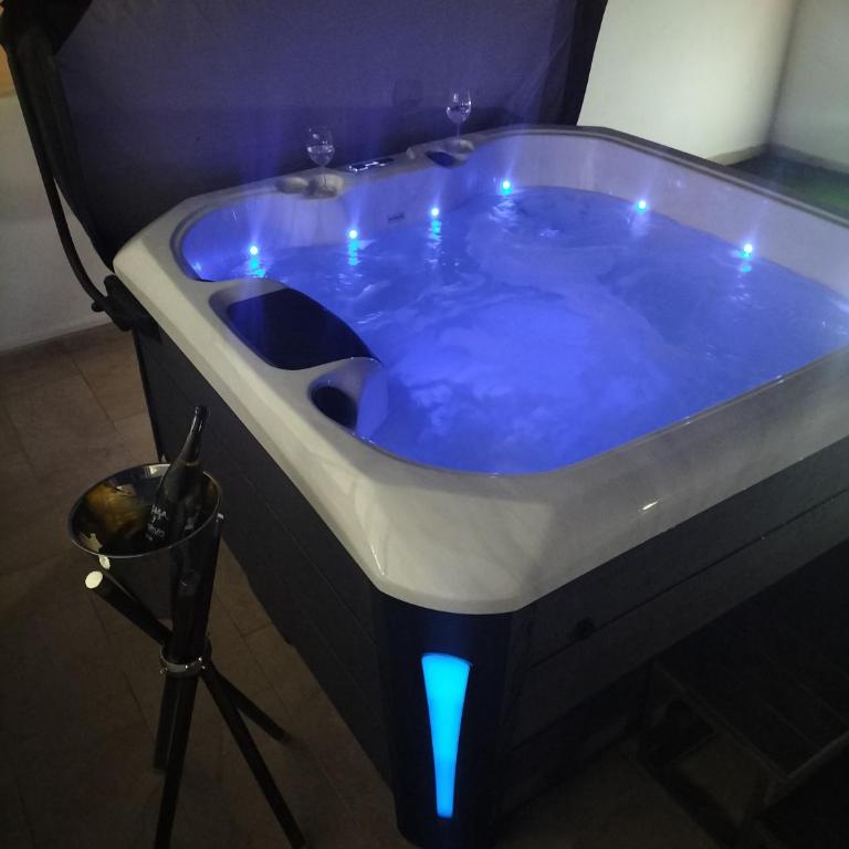 LUXURY RUBICON Jacuzzi y Piscina - Three-Bedroom Villa - 8