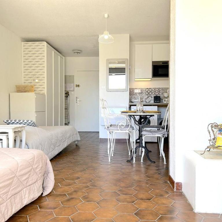 Studio 4 Couchages avec Jardin et Piscine à Bormes-les-Mimosas - FR-1-251-825 - Apartamento - 13