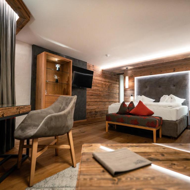 Panoramahotel Watles - Family Room with Mountain View - 1