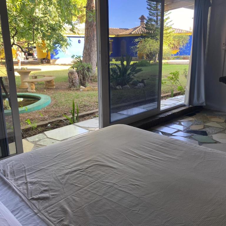 Jacaranda - Habitación con cama grande y vistas al jardín - 8