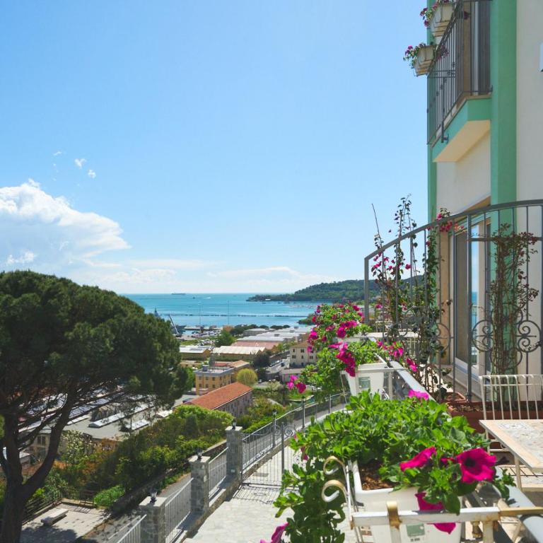 Villa dei Poeti - Camera Matrimoniale Deluxe con Balcone e Vista Mare - 8