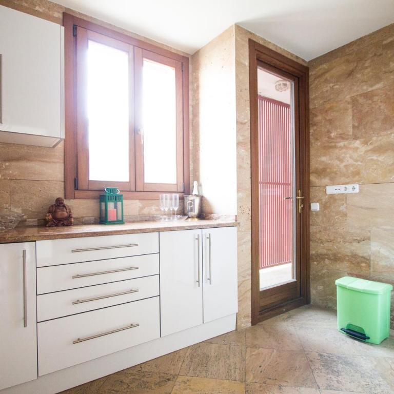 Apartamentos Villablino Arturo Soria - Three-Bedroom Apartment - 12