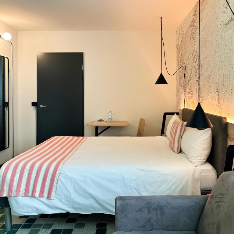 Nonanteneuf appart hōtel Sierre - contactless check-in - Zimmer mit Queensize-Bett und Balkon - 6