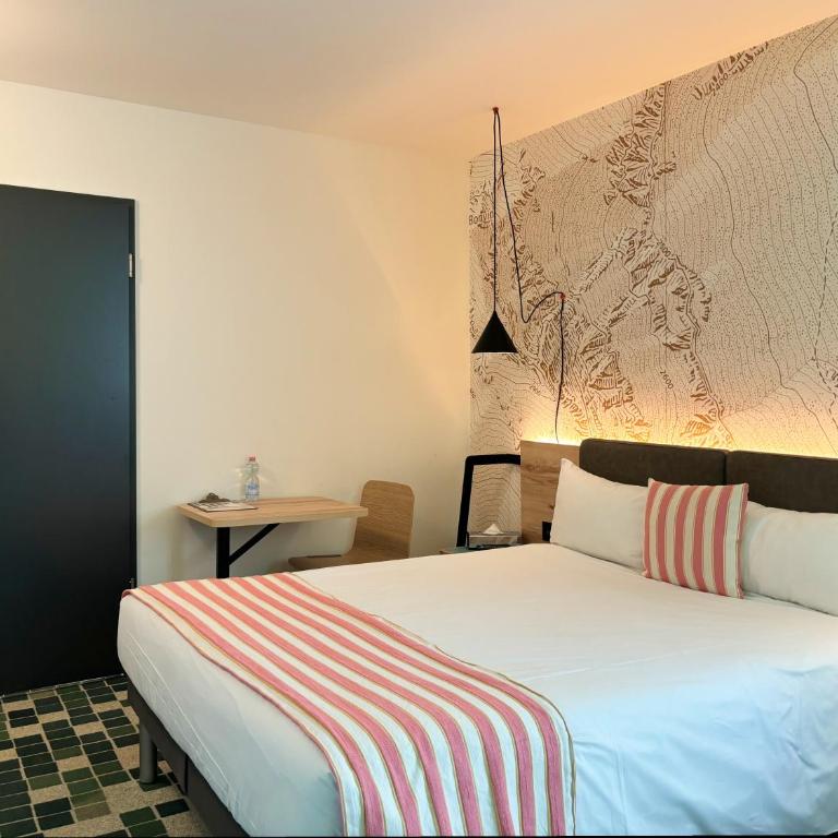 Nonanteneuf appart hōtel Sierre - contactless check-in - Zimmer mit Queensize-Bett und Balkon - 3