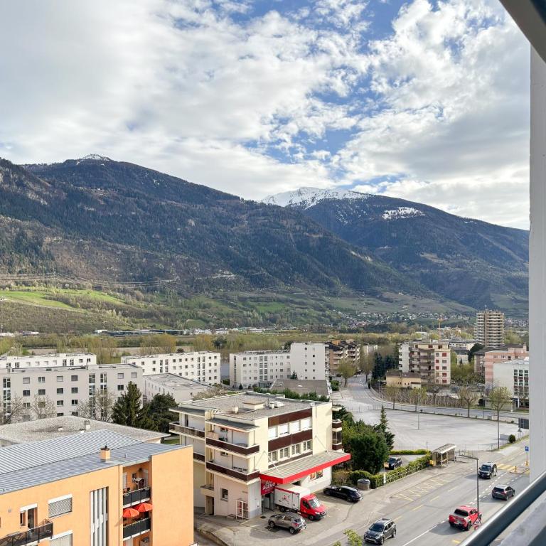 Nonanteneuf appart hōtel Sierre - contactless check-in - Zimmer mit Queensize-Bett und Balkon - 10