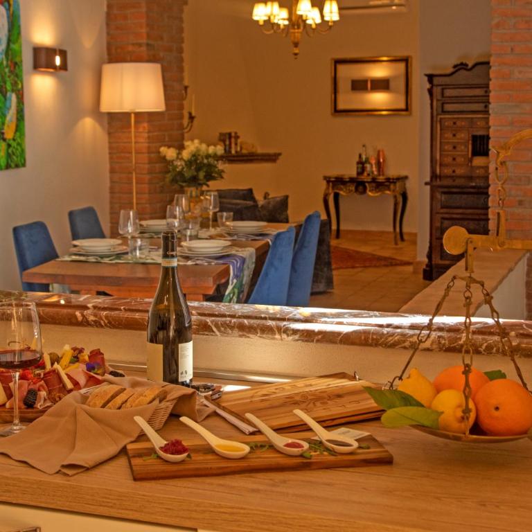 Casa di Regina - City Center, Completely Renovated, Historical - Three-Bedroom Villa - 9