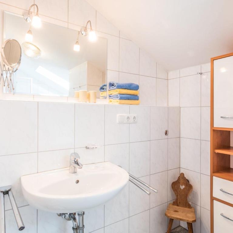 Chiemgau Comfort B8 Ferienwohnung Oberaudorf mit direktem Bergblick auf den Kaiser sowie Sauna - Apartment - 10
