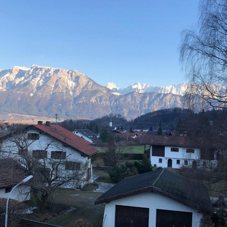 Chiemgau Comfort B8 Ferienwohnung Oberaudorf mit direktem Bergblick auf den Kaiser sowie Sauna - Apartment - 1
