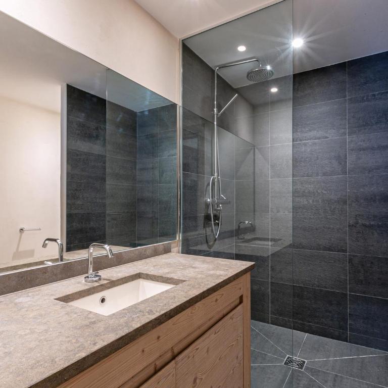 Appartement 4 pièces de prestige, spacieux et raffiné, proche du Vieux Village, pour 6 personnes - Appartement 3 Chambres - 12