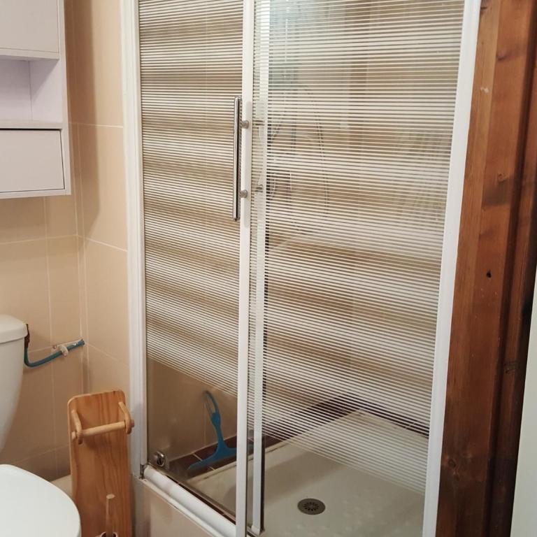 Studio dernier étage avec balcon, parking et WiFi, animaux admis - Studio - 9
