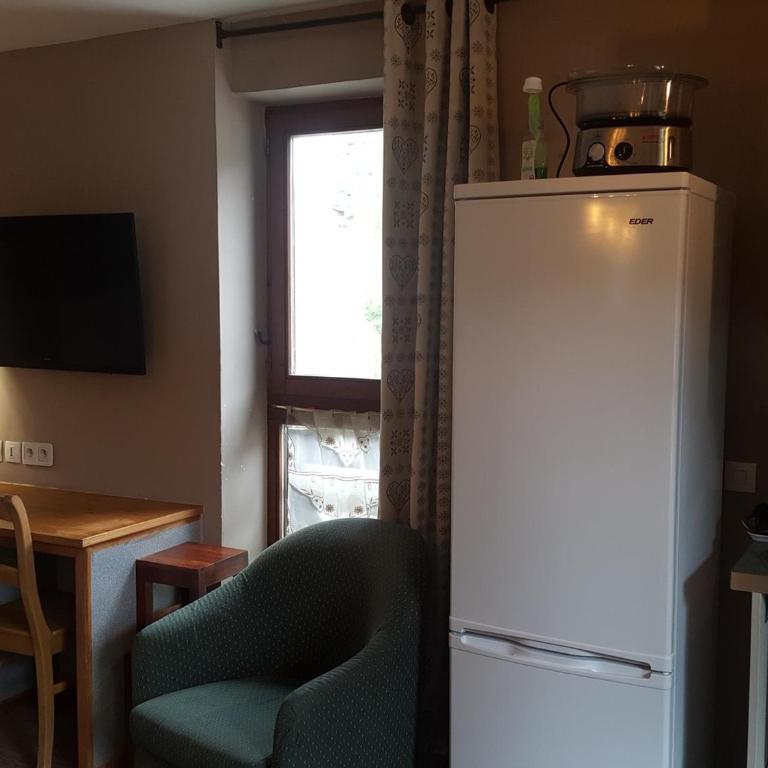 Studio dernier étage avec balcon, parking et WiFi, animaux admis - Studio - 11