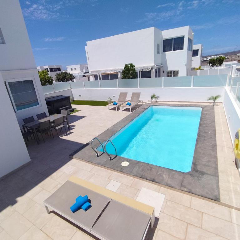 LUXURY RUBICON Jacuzzi y Piscina - Three-Bedroom Villa - 1