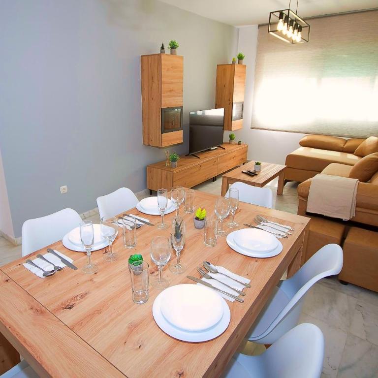 Ave Huelin 3Rooms - Alojamiento con Parking y A/C - Three-Bedroom Apartment - 3