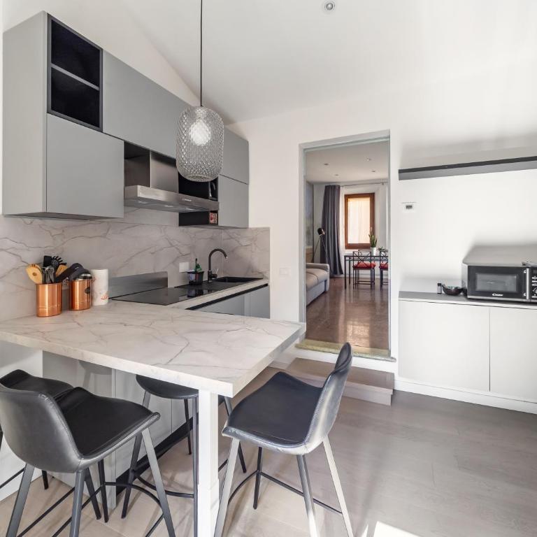 Charme in a Historic Bulding - Bologna Center - One-Bedroom Apartment - 12