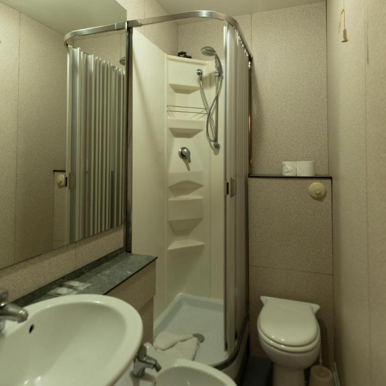 Hotel & Hostel 7 - Large Double or Twin Room - 2