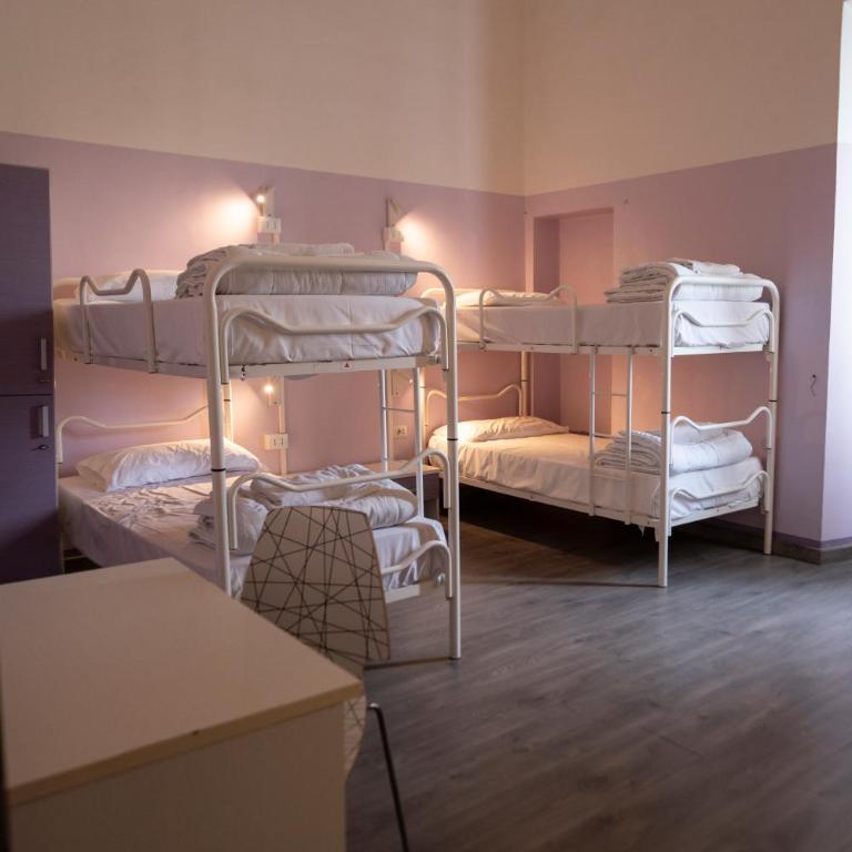 Hotel & Hostel 7 - Bed in 4-Bed Mixed Dormitory Room - 4