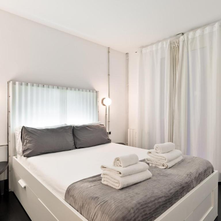 Eulalias Lodges Barcelona - Three-Bedroom Apartment - 10