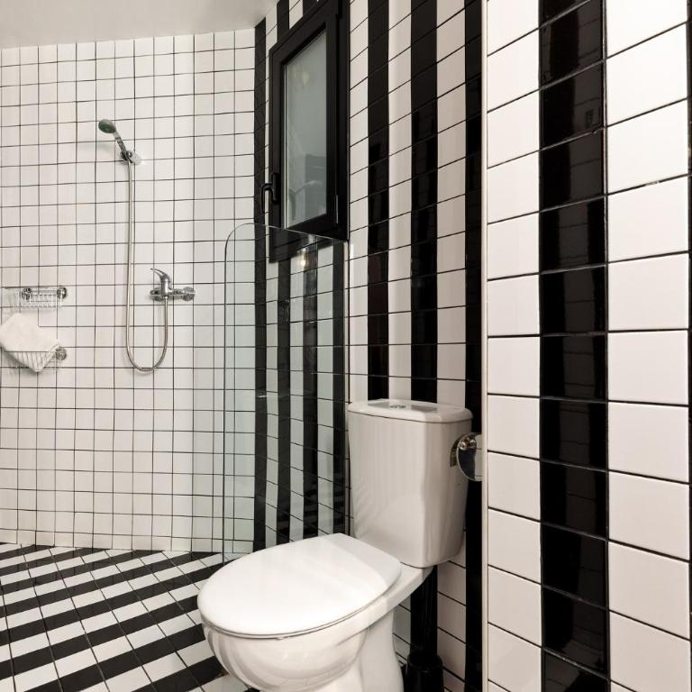 Eulalias Lodges Barcelona - Three-Bedroom Apartment - 12