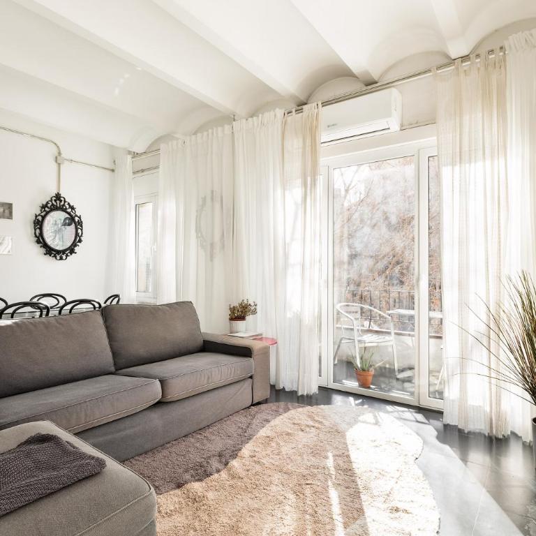 Eulalias Lodges Barcelona - Three-Bedroom Apartment - 13