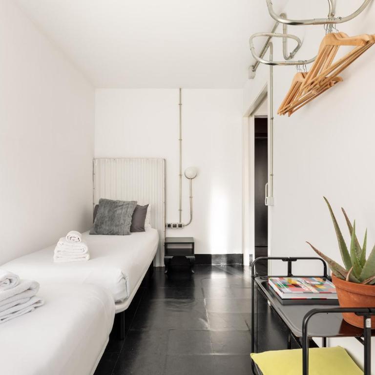 Eulalias Lodges Barcelona - Three-Bedroom Apartment - 11