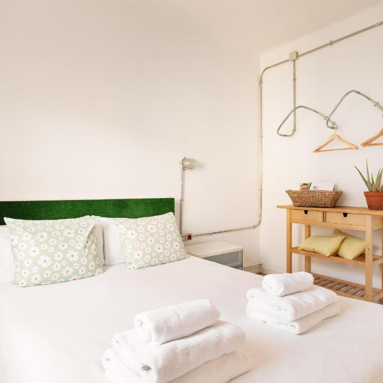 Eulalias Lodges Barcelona - Three-Bedroom Apartment - 18