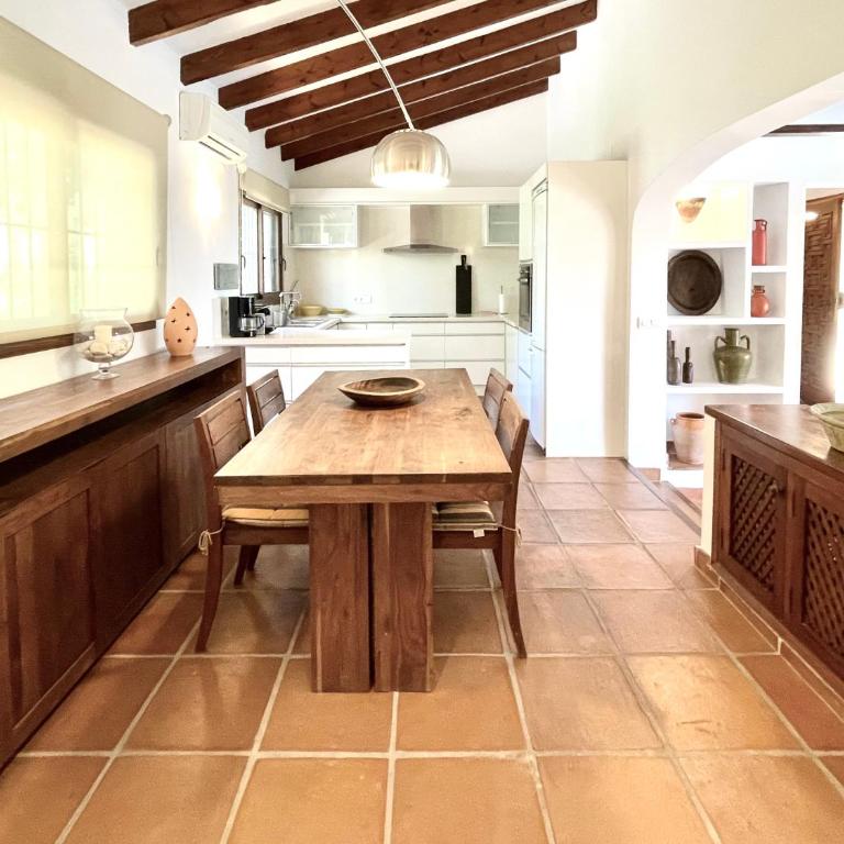 Villa de estilo español con jardín y piscina - Villa - 18