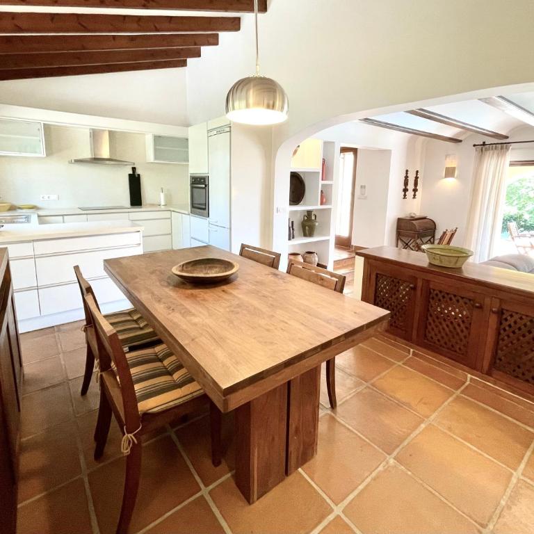 Villa de estilo español con jardín y piscina - Villa - 17